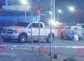 Encuentran el cuerpo se un hombre sin vida al interior de una camioneta en la colonia Deportiva, en León.