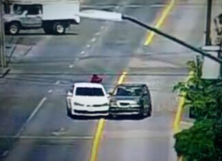 Dos hombres fueron atacados a balazos en el auto en qué viajaban, sus agresores fueron detenidos por policías de León.