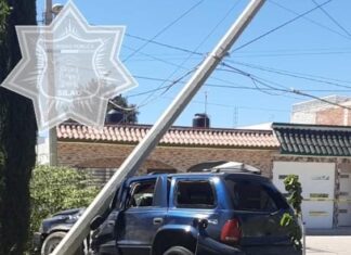 Policía municipal de Silao, detuvo a dos presuntos ladrones de casa habitación, chocaron contra un árbol en su huida.