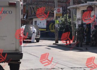 Dos hombres y una mujer fueron ejecutados al interior de un botanero en la colonia El Retiro en León; uno de los agresores fue detenido.