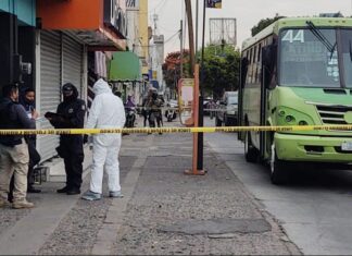 Atacan a balazos a una mujer policía abordo de un autobús en Celaya.