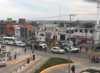 Atacan a balazos a un hombre en Guanajuato capital en el interior de la camioneta que conducía, fue trasladado grave a recibir atención médica.