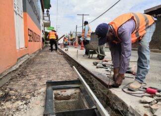 Reparan banquetas y guarniciones en la zona centro de Salvatierra.