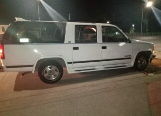 Policía de Leon detiene a cinco personas y recupera dos vehículos con reporte de robo.