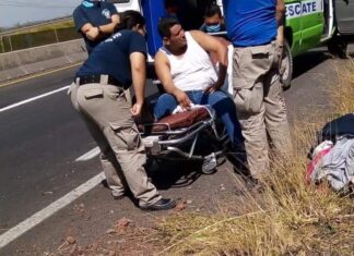 Vuelca tráiler cargado de maíz en La Piedad Mich.