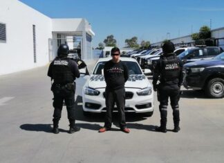 Aseguran auto con reporte de robo en Celaya, se aseguraron al conductor 120 pasaportes de dudosa procedencia