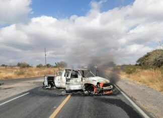 Queman camioneta con restos humanos en tambos, en la carretera Jerecuaro- Apaseo.