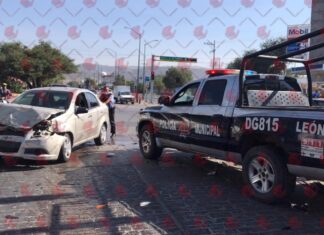 Choca patrulla con auto particular en León, una elemento de policía resultó lesionada.