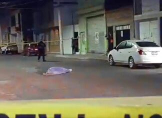 Ejecutan a un hombre de múltiples disparos de arma de fuego en la calle Morelos, en Salamanca.
