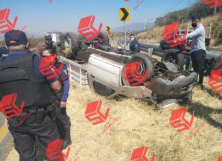 Vuelca camioneta en Cuatro Caminos, no se reportan lesionados.