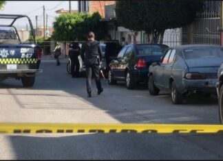 Dos hombres y una mujer fueron asesinados en un domicilio de la colonia Flores Magón, en León.