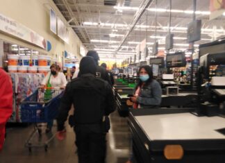 Intensa movilización policiaca por asalto a la tienda departamental Suburbia en Salamanca.