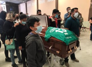 Amigos, familiares y compañeros periodistas dieron el último adios a Israel Vázquez, reportero asesinado ayer por la mañana.