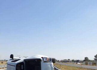 Abandonan camioneta volcada con reporte de robo, en su interior se aseguraron estrellas poncha llantas y cartuchos útiles en Villagran.