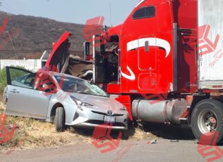 Choque entre un tráiler y un auto particular dejo un saldo de una persona lesionada de gravedad.