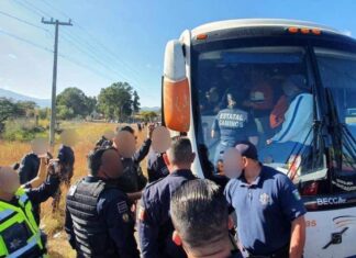 Detienen a 66 normalistas por vandalismo en Panindicuaro Michoacán.