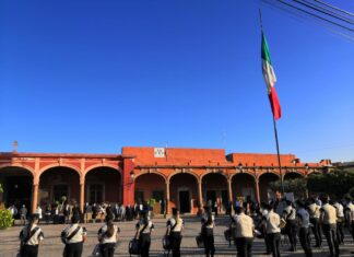 Autoridades municipales en Salvatierra, conmemoraron el CX aniversario de la Revolución Mexicana.