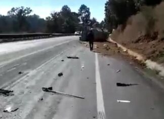 Cuatro muertos dejo como saldo un desigual choque entre una pipa y una camioneta en Salvador Escalante Mich.