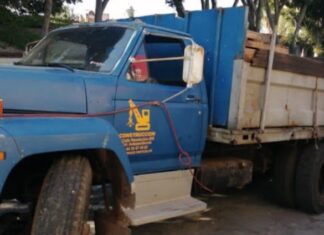 Seguridad Pública de Michoacan asegura camión con 4 mil litros de combustible de procedencia ilícita en Tarimbaro, Mich.