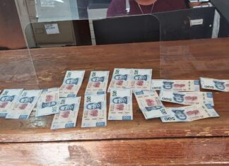 Pareja de michoacanos encuentra 9 mil pesos en un cajero automático, los entregaron a las autoridades.