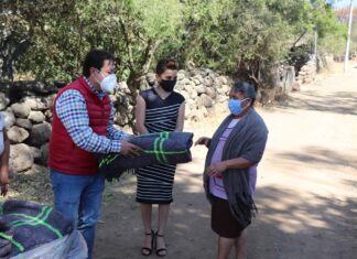 Entregan cobijas a familias más desprotegidas de colonias y comunidades de Uriangato.