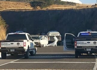 Encuentran el cuerpo sin vida de un hombre al interior de una camioneta en Copandaro Mich.