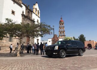 Familiares y amigos dan el último adiós a Felipe Tome, en Irapuato.
