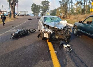 Arrollan a pareja que viajaba en motocicleta, ella murió, en Morelia Mich.