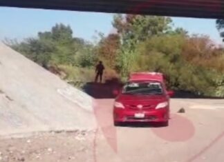 Localizan un auto abandonado con restos humanos de una persona desmembrada en la cajuela en Salamanca.