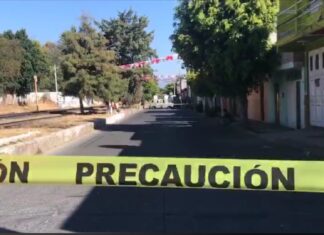 Localizan una camioneta calcinada con los cuerpos de dos personas en la zona centro de Acambaro.