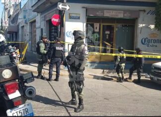 Balacean vinatería en Celaya, una persona murió y dos más resultaron gravemente heridos.