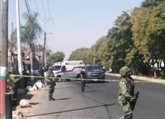Ejecutan a dos hombres abordo de una camioneta en la carretera Celaya-Juventino Rosas.