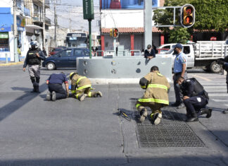 Rescatan a indigente de una alcantarilla del drenaje en León.