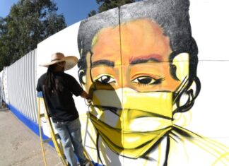 Artistas urbanos concientizan el autocuidado contra el COVID 19.