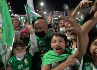 Leoneses celebran campeonato sin cubrebocas.