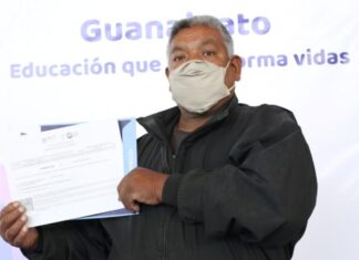 A sus 60 años obtiene su certificado de primaria en San Miguel de Allende.