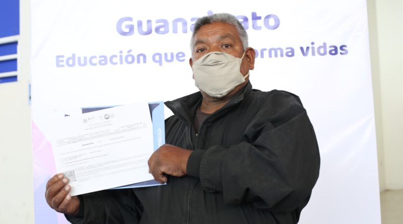 A sus 60 años obtiene su certificado de primaria en San