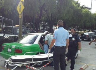 Asisten policías y paramédicos a joven que dio a luz a una niña en un taxi, en León.