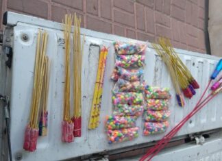 Personal de Protección Civil de Celaya, «decomisaron» un kilogramo de material pirotecnia, aseguran que un señora lo entrego voluntariamente.