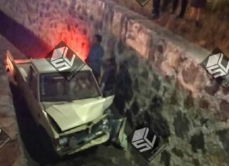 Adulto mayor pierde el control de su unidad y cae a un canal en Moroleon, resultó lesionado.