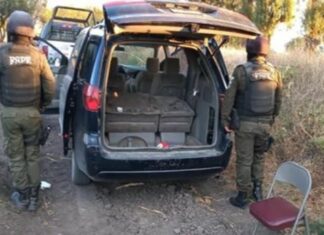 Policía de Celaya asegura camioneta con estrellas poncha llantas y herramienta.