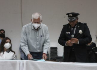 Entregan reconocimientos especiales a oficiales de policía destacados, en Valle de Santiago.