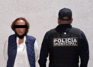 Detienen a dos mujeres en Celaya, como presuntas responsables de robo a una tienda departamental.