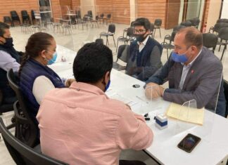 Alcalde de Moroleon, renuncia al PRD y se registra como candidato del PAN a la Diputación local por el XX distrito.