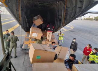 Llegan las primeras vacunas contra el COVID 19 al aeropuerto de la Ciudad de México.