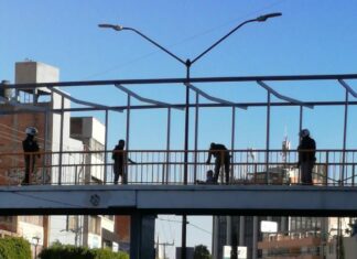 Policía de León pone a salvo a joven que atentó contra su vida en un puente.