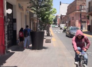 Con poca afluencia de personas inicia semáforo rojo en León.