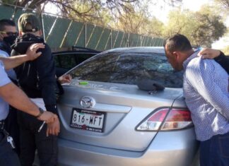 Tres sujetos fueron detenidos por robo al interior de un vehiculo, en Leon.