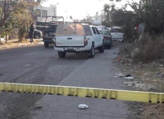 Un hombre fue ejecutado al interior de su domicilio en la colonia San Isidro Del Jerez en León, está mañana.