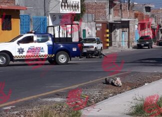 Sujetos desde un vehículo en movimiento ejecutan a joven motociclista, en YURIRIA.
